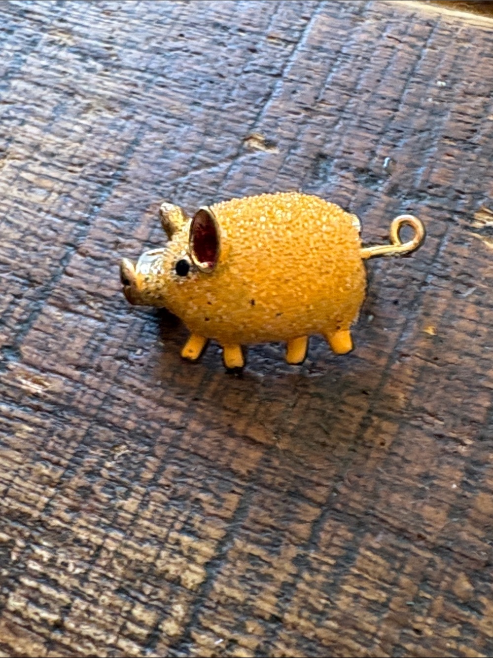 Adorable Vintage Yellow Textured Pig Pin/Brooch/Lapel Pin - Picture 2 of 6